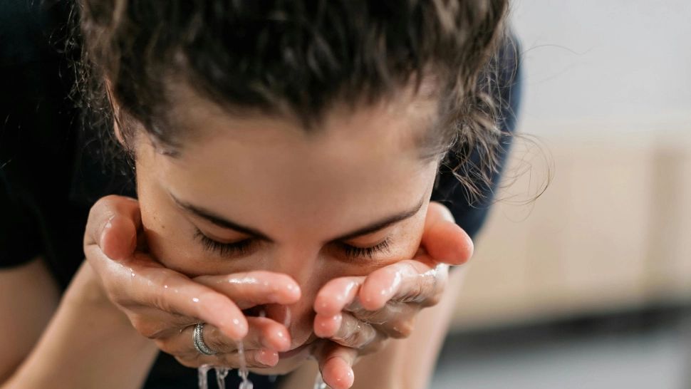 Cât de des trebuie să te speli pe față, de fapt. Ce spun experții?