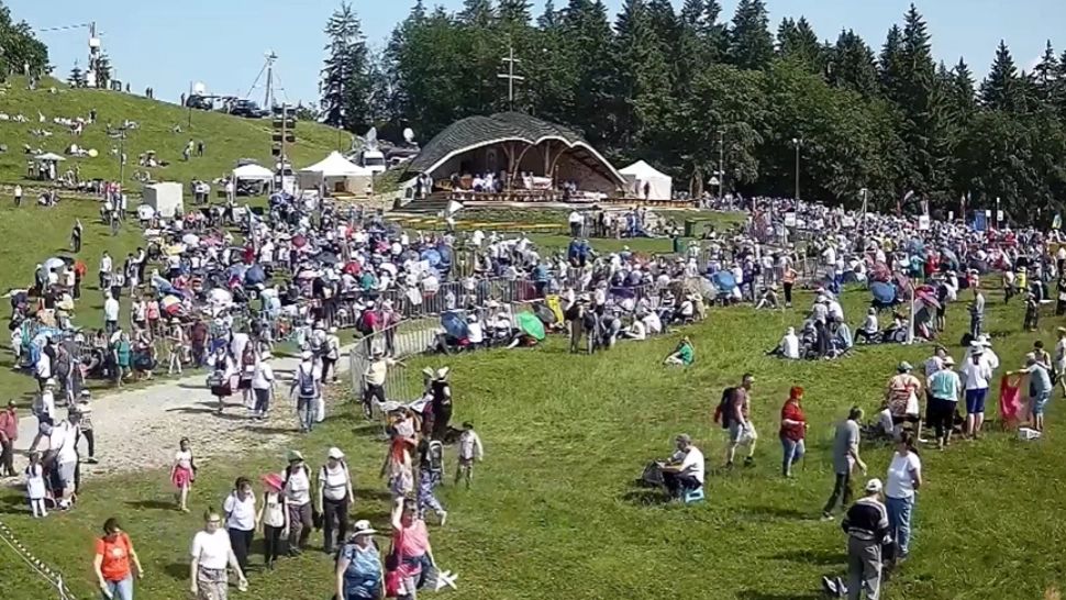 Pelerinaj uriaș de Rusalii la Șumuleu Ciuc.