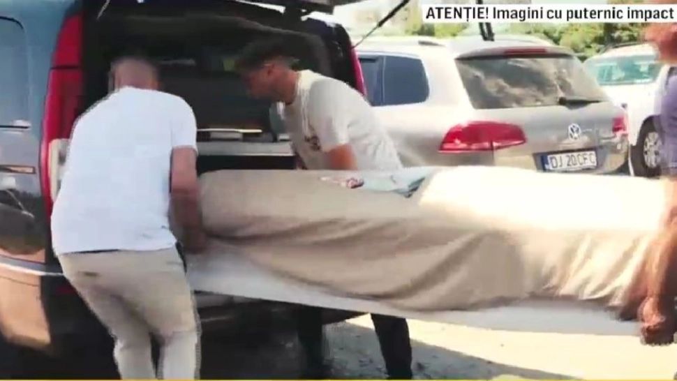 Prietenii tinerei asasinate, mărturii sfâșietoare. Sicriul Teodorei a fost adus la biserică