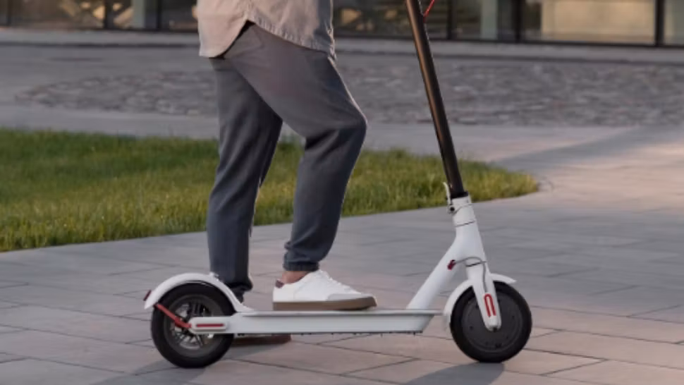 Doi minori, jefuiți în plină stradă, în Cluj: „Au venit cu cagulele pe cap și i-au amenințat cu cuțitul”. Hoții i-au lăsat fără trotinetele electrice