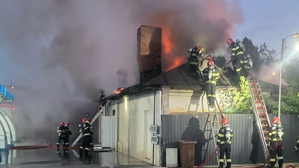 Incendiu violent în Capitală: Două persoane, rănite și transportate la spital/ Foto: Info Trafic Bucuresti si Ilfov