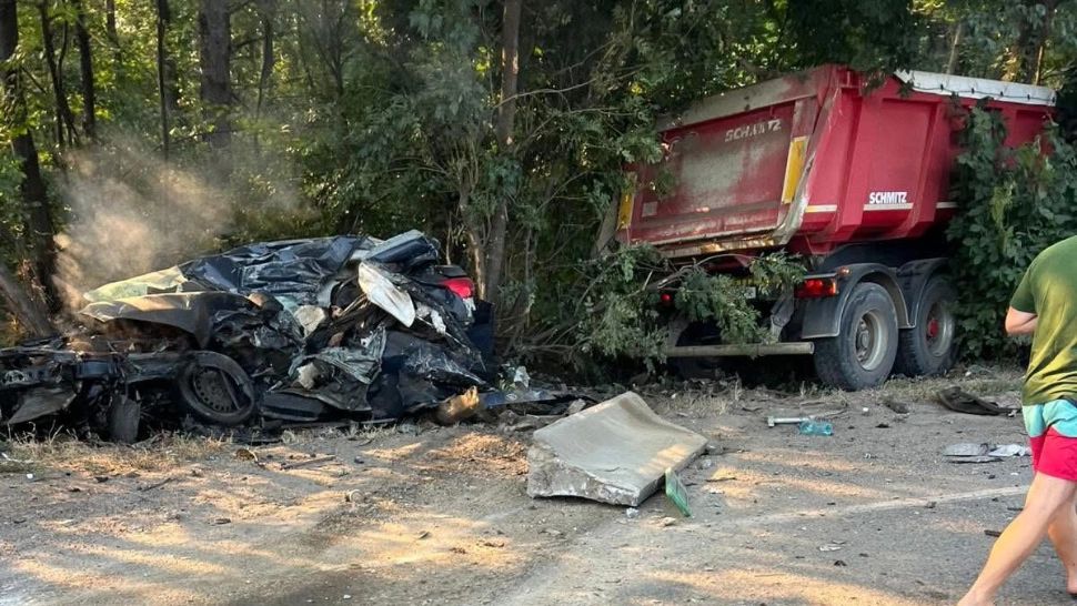 Grav accident rutier pe DNCB – Mogoșoaia: autoturism spulberat de un TIR. Șoferul mașinii a murit