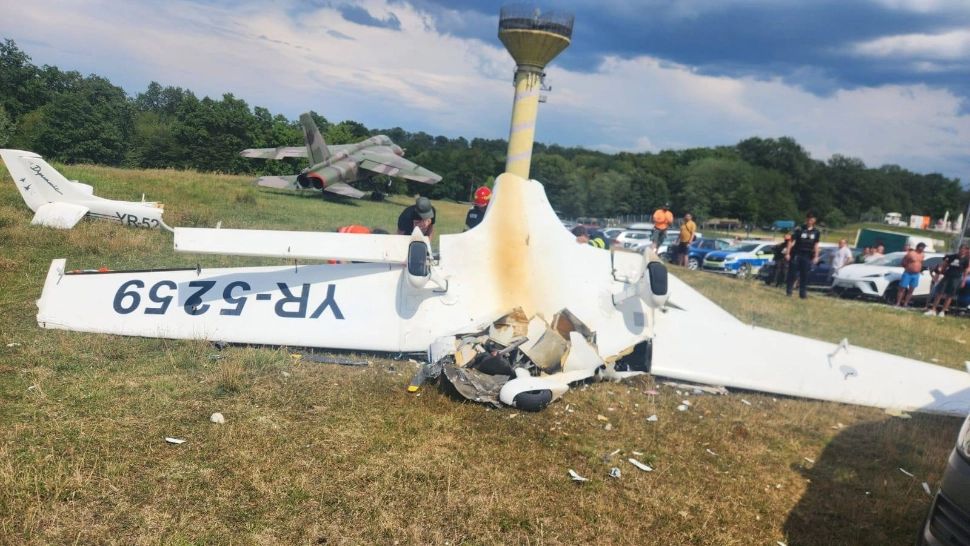 Un avion s-a prabusit in apropierea unui loc de agrement. Foto: Facebook
