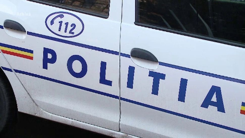 Copil surprins în picioare pe bancheta unei autospeciale de poliție. A fost declanșată o anchetă internă