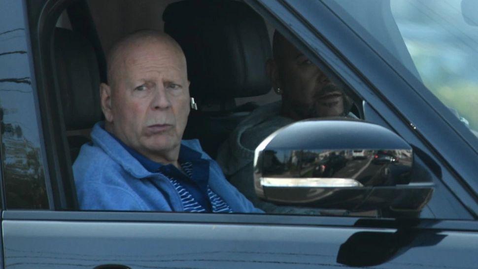 Bruce Willis este de nerecunoscut! Actorul nu mai poate comunica sau merge din cauza bolii