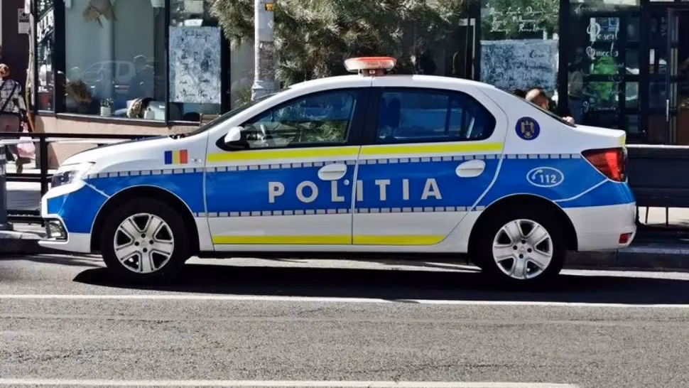Mașină de poliție, lovită intenționat de un tânăr șofer. Autospeciala era staționată în momentul impactului