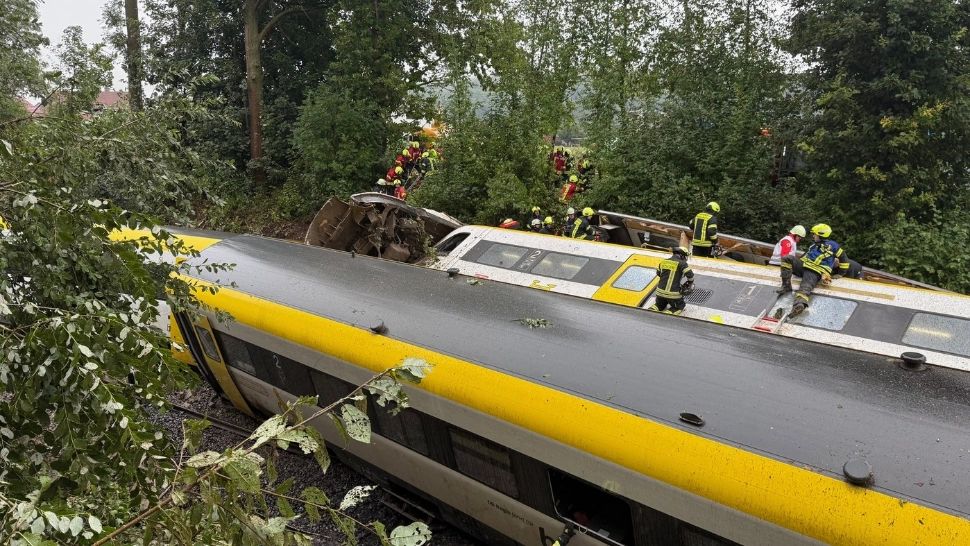 Accident feroviar, în Germania: morți și răniți, după ce trenul a deraiat. 16 români, în trenul groazei - partea din față a garniturii, aruncată 5 m în aer - FOTO