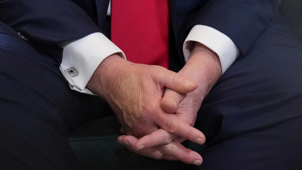 Mâinile lui Donald Trump, fotografiate în timpul vizitei din Scoția. Foto: Profimedia