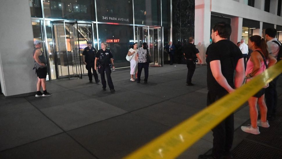 Atac armat într-un zgârie-nori din Manhattan: mai multe victime, inclusiv un polițist. Atacatorul s-a sinucis/ Profimedia
