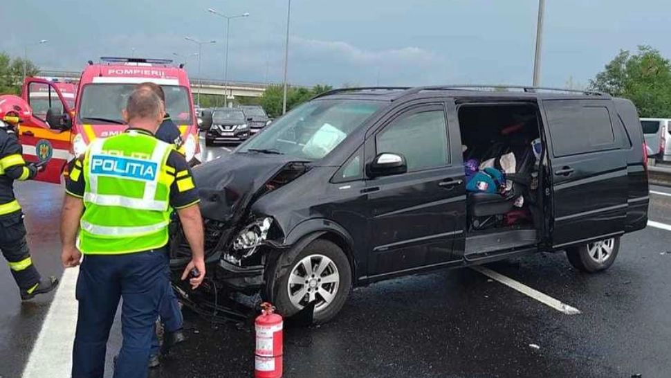 Accident pe autostrada A1 în Hunedoara: o mamă și doi copii au fost transportați la spital