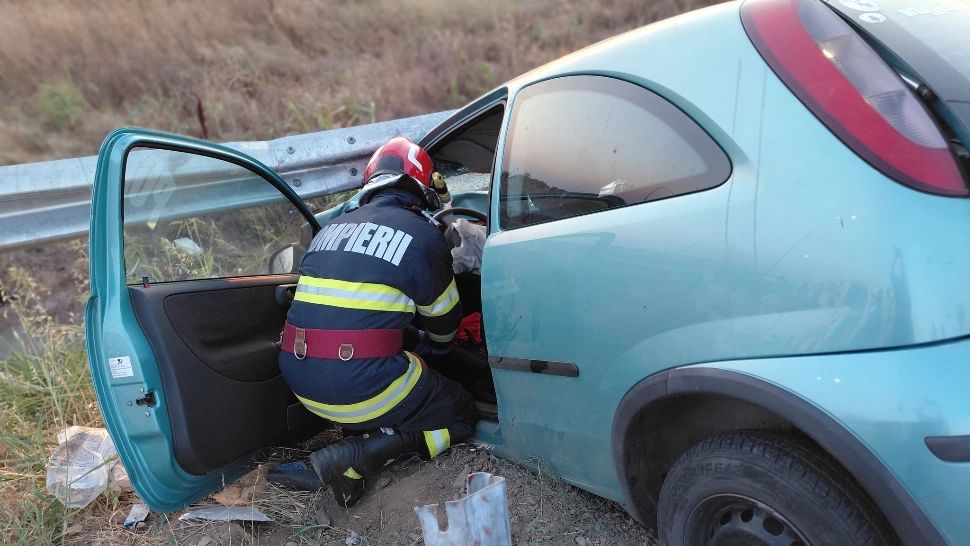 Accident pe DN6: doi copii răniți după ce mașina a intrat în parapet