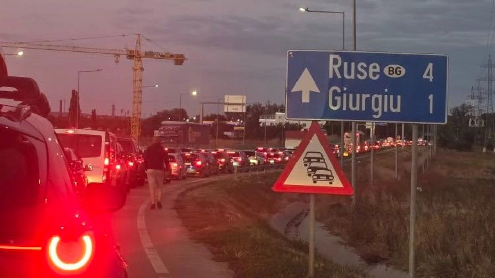 Aglomerație pe Podul Prieteniei, la intrarea în Bulgaria. Cozi kilometrice la primele ore ale dimineții, ce rute alternative recomandă Centrul Infotrafic?