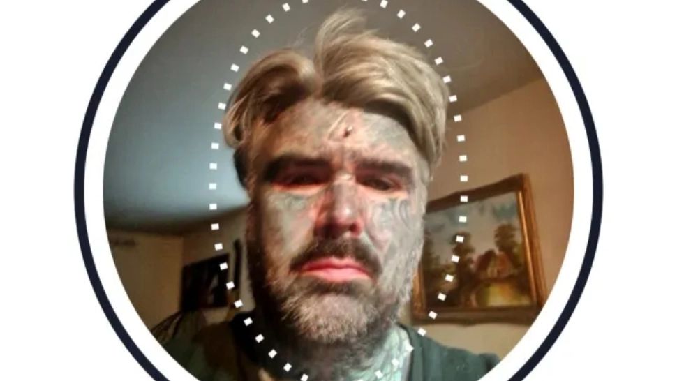 După ce și-a tatuat toată față, este supărat că nu mai poate accesa anumite siteuri pornografice