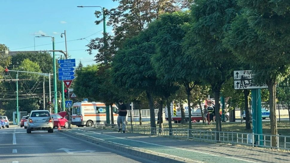 Ambulanță implicată într-un accident la Timișoara: două femei și un bebeluș de o lună au ajuns la spital