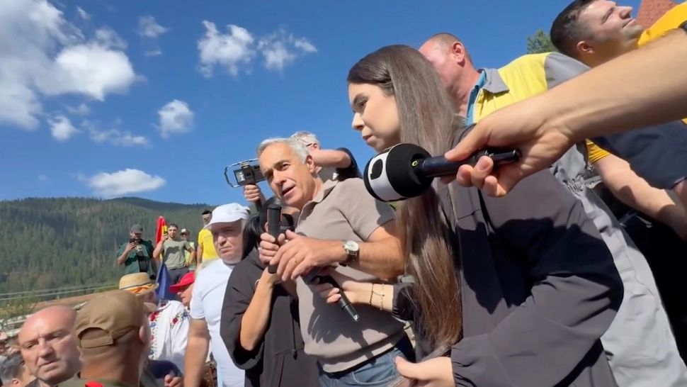 Statul paralel e disperat de simpatia cu care a fost primit Călin Georgescu de sinistrați