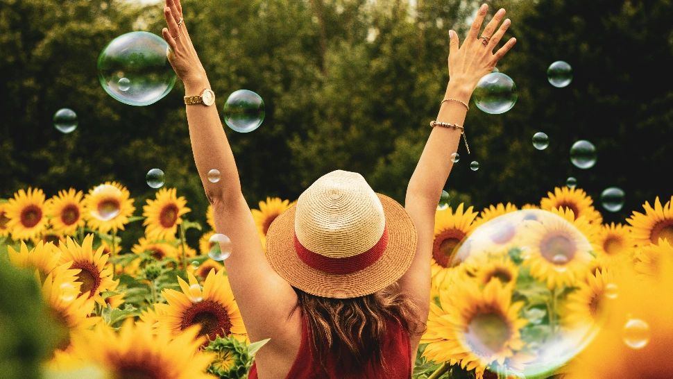 Horoscopul zilei de vineri 15 august 2025. Sfânta Maria aduce un val de energie benefică pentru aceste zodii!
