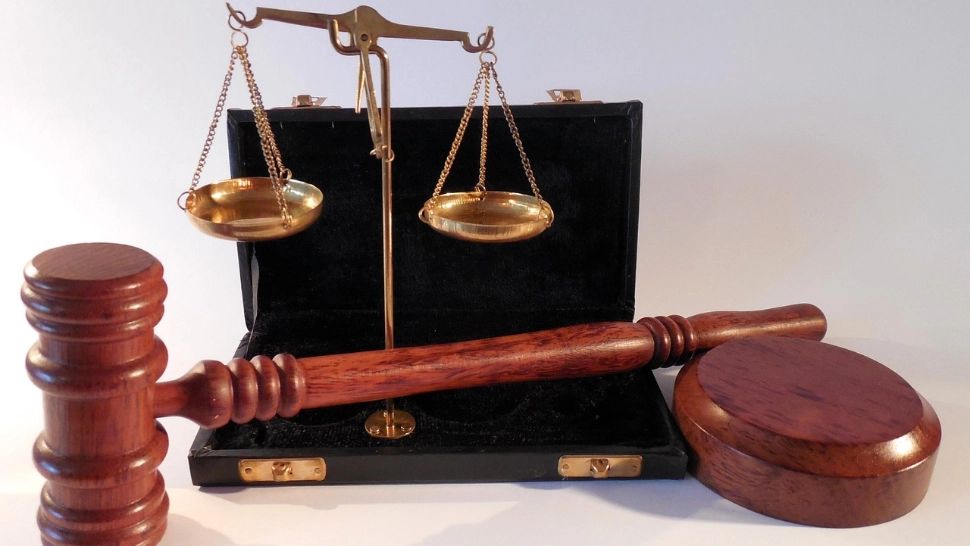 Părinții unui copil de opt luni, condamnați la pedepse de peste 20 de ani de închisoare după moartea micuțului. Bărbatul l-a bătut de mai multe ori pe minor
