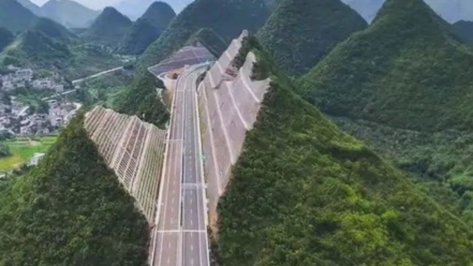 Video. Chinezii s-au apucat să „radă” munții, la propriu, pentru a construi o autostradă spectaculoasă