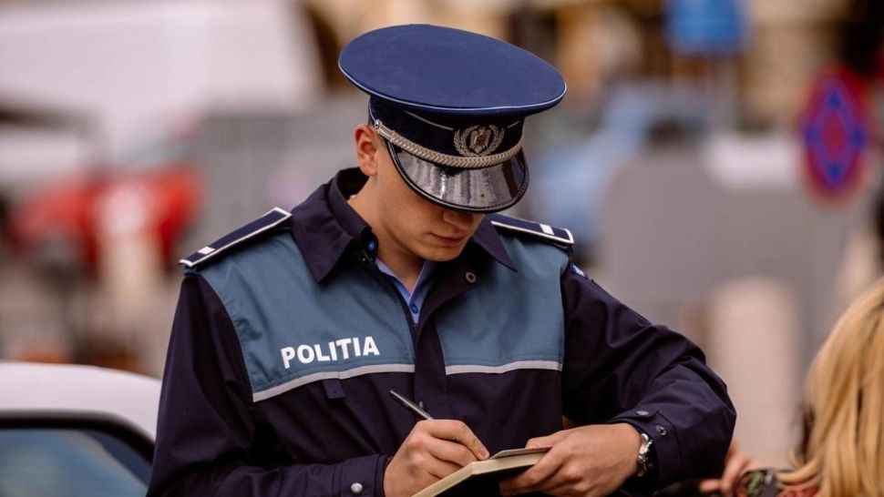 Polițist agresat de un bărbat în timpul unui control rutier. De la ce a pornit totul?