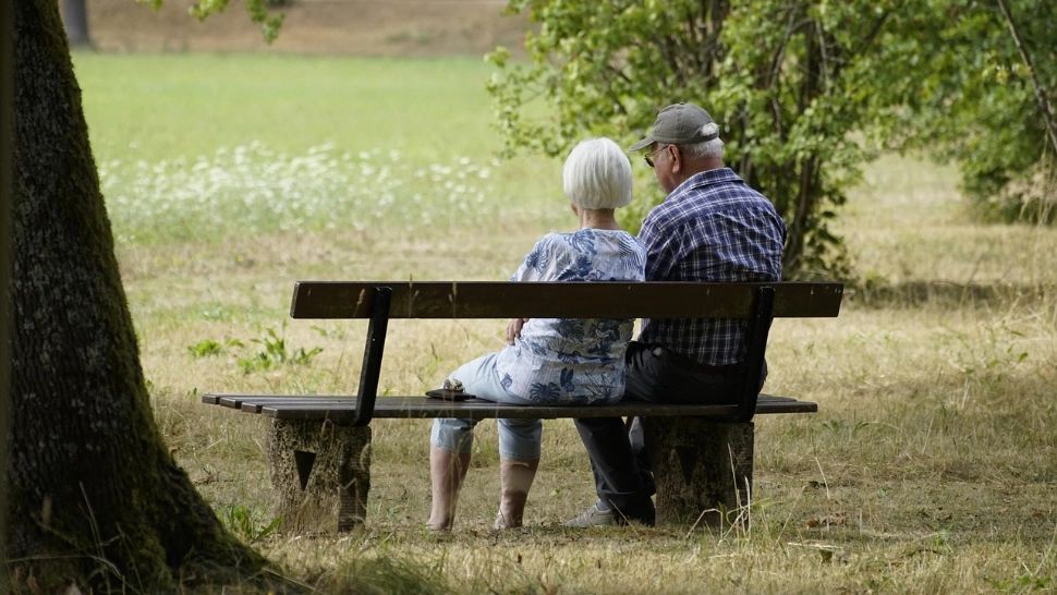 Un pensionar de 75 de ani - pus pe fapte mari! Bărbatul i-a cerut divorțul soției după ce s-a îndrăgostit de o fată generată de AI, în mediul online