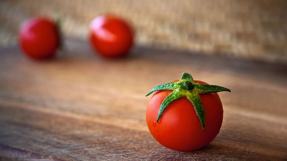 Trucuri pentru a salva roșiile uitate prin frigider. Ce poți să faci cu ele pentru a economisi? Rețetă simplă cu doar 3 ingrediente