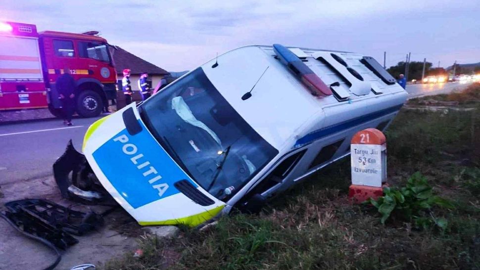 Mașină de poliție - implicată într-un accident rutier în Gorj. Un agent a ajuns la spital