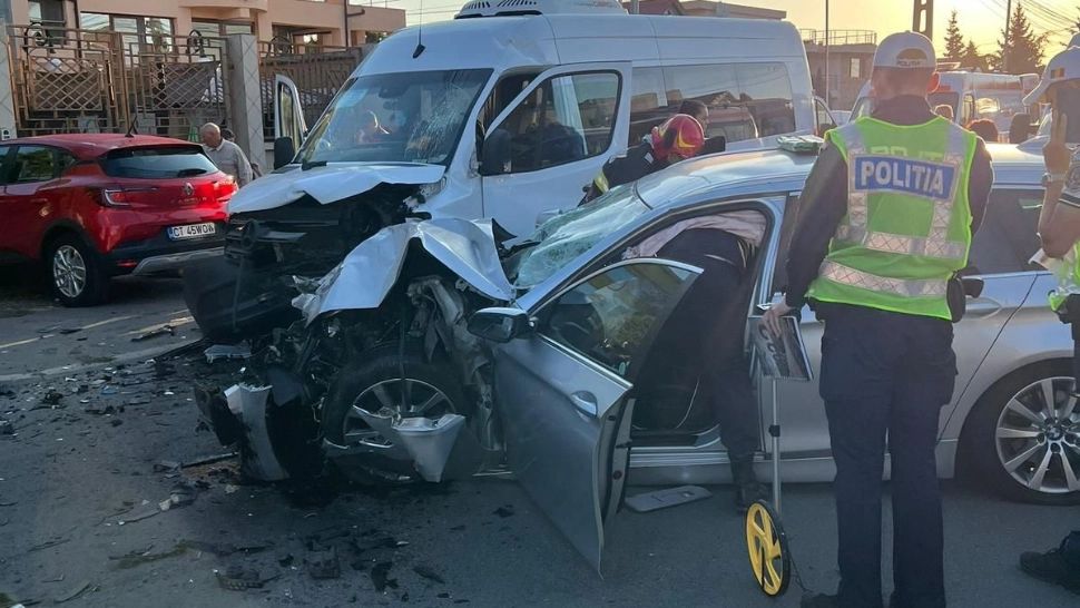 Accident grav la Mangalia! Plan Roșu activat, după impactul dintre un microbuz în care se aflau 10 persoane și un autoturism / Captură Atac de Constanța