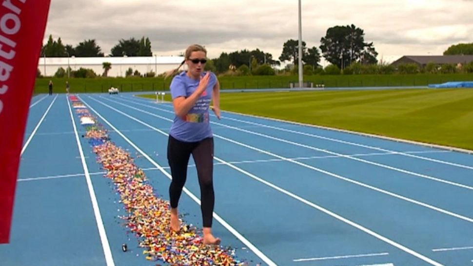 Record inedit în Noua Zeelandă: o mamă a alergat 100 de metri desculță pe piese LEGO