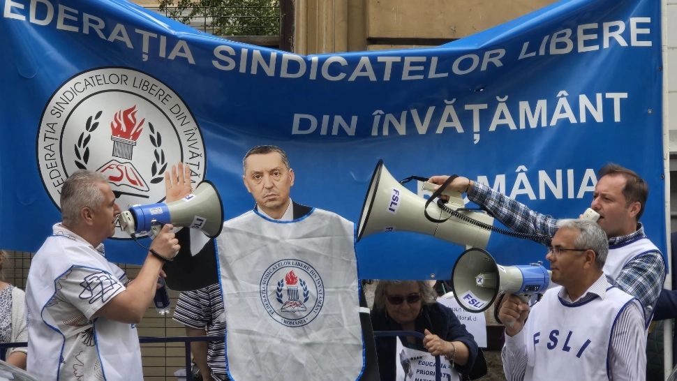 Profesorii ies din nou în stradă: protest uriaș în fața Ministerului Educației/ FSLI România/ Facebook