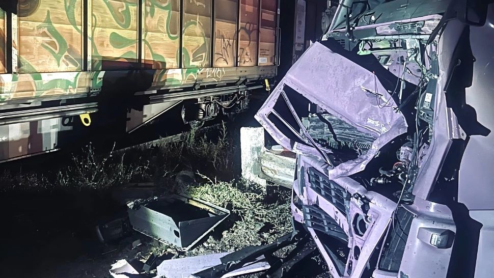 Accident RUTIER dezastruos în Giurgiu. Un TIR a fost izbit de un tren de marfă după ce șoferul nu ar fi respectat semnalele barierei