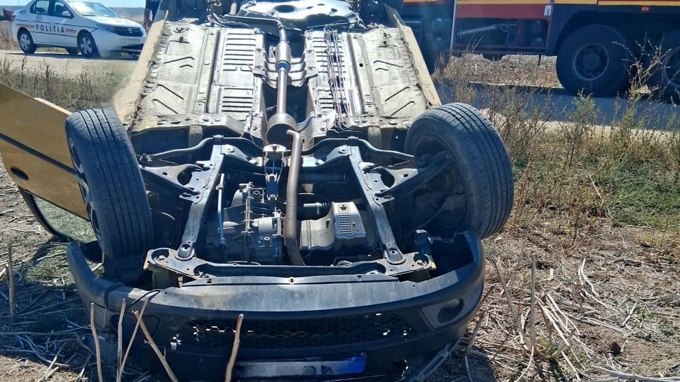 Accident rutier pe DC 81: o șoferiță de 40 de ani s-a răsturnat cu mașina în afara părții carosabile
