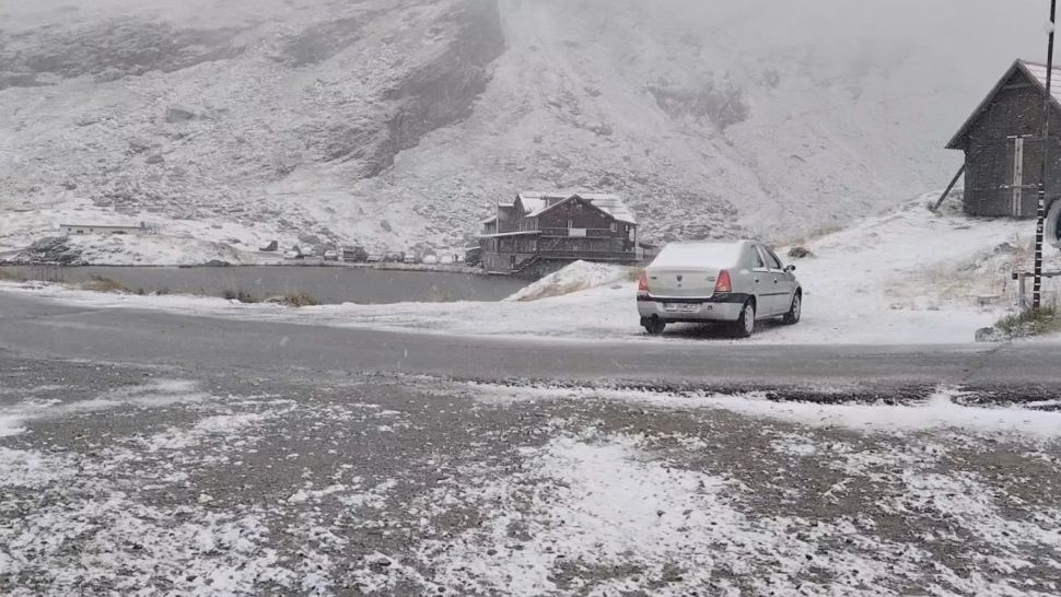 Imagini de poveste pe șoselele montane: prima ninsoare din sezon pe Transfăgărășan, Transalpina și Pasul Prislop - VIDEO/ FOTO