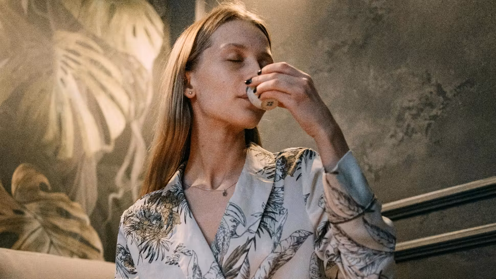 Băutura care reduce riscul de a dezvolta demență. O consumă zilnic aproape toată lumea, dar sigur nu știai asta