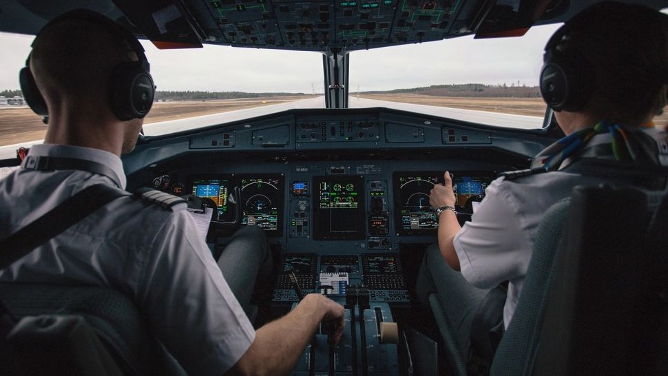 Declin în lumea aviației: încă doi piloți prinși băuți și un însoțitor de bord drogat după ce un avion cu 103 pasageri a derapat 