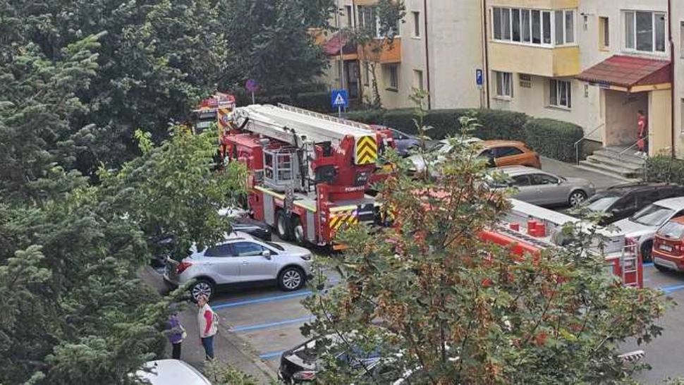 Explozie puternică într-un apartament. O femeie a ajuns la spital cu arsuri