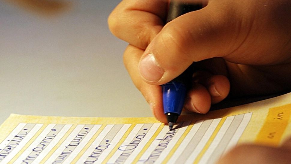 Elev de 11 ani, dus de urgență la spital după ce ore întregi a încercat să-și facă temele. Medicii avertizează asupra riscurilor suprasolicitării școlare