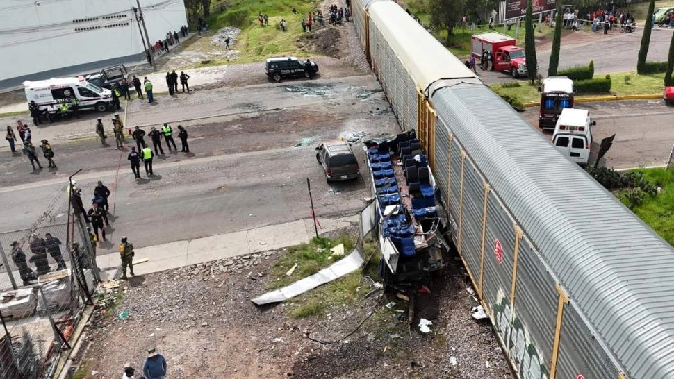 Tragedie în Mexic: 10 morți și peste 40 de răniți după impactul dintre un tren și un autobuz