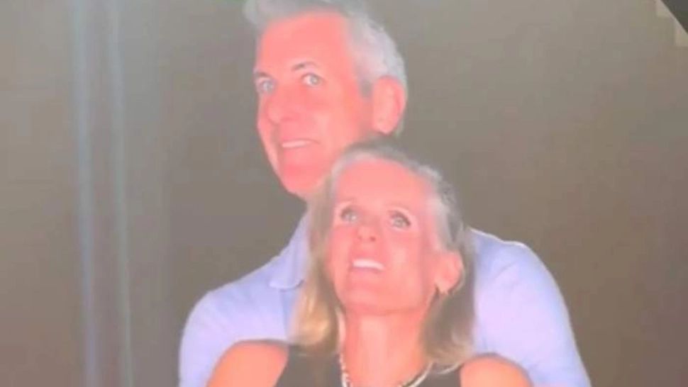 Hoțul strigă: „Hoții”. Noi dezvăluiri în cazul Kristin Cabot: și soțul ei se afla la concertul Coldplay, alături de amantă