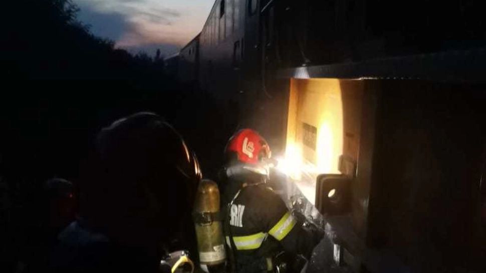 Panicǎ pe ruta Suceava–Botoşani: locomotiva unui tren de călători a luat foc