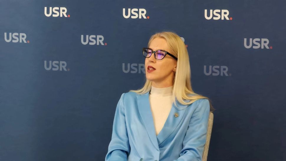 Ipocrizie maximă în rândul reziștilor. Deputata USR care aplaudă restructurările din administrație primește 55.000 de lei pe lună - VIDEO