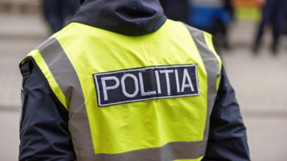 Depozit ilegal de deșeuri periculoase descoperit la o firmă de reparații auto. Mii de litri de ulei uzat şi antigel, depozitaţi în bazine
