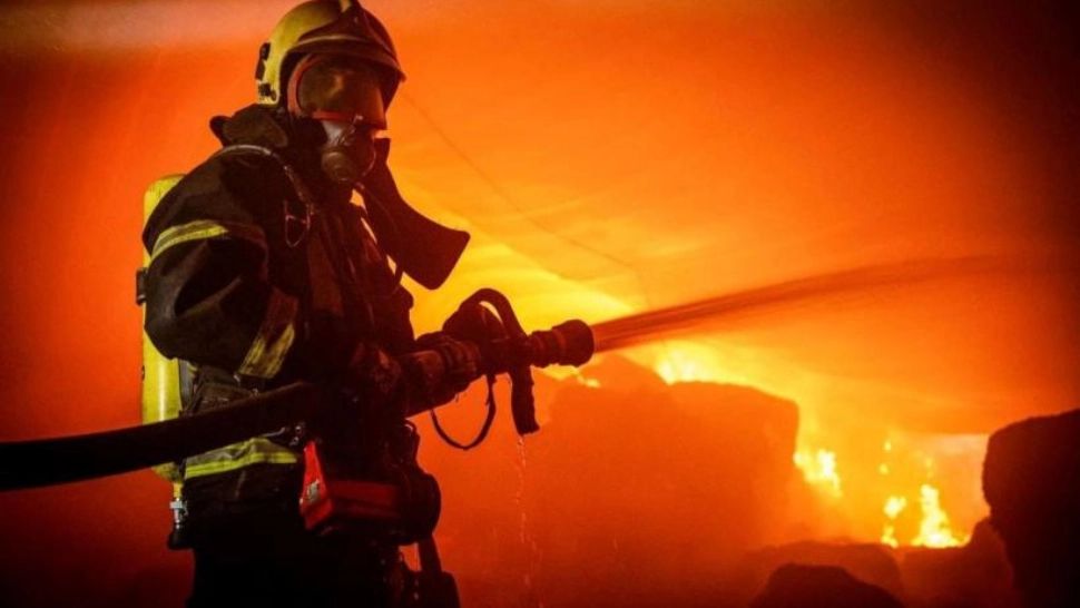 Incendiu violent în Argeș: hală mistuită de flăcări, pompierii intervin în forță