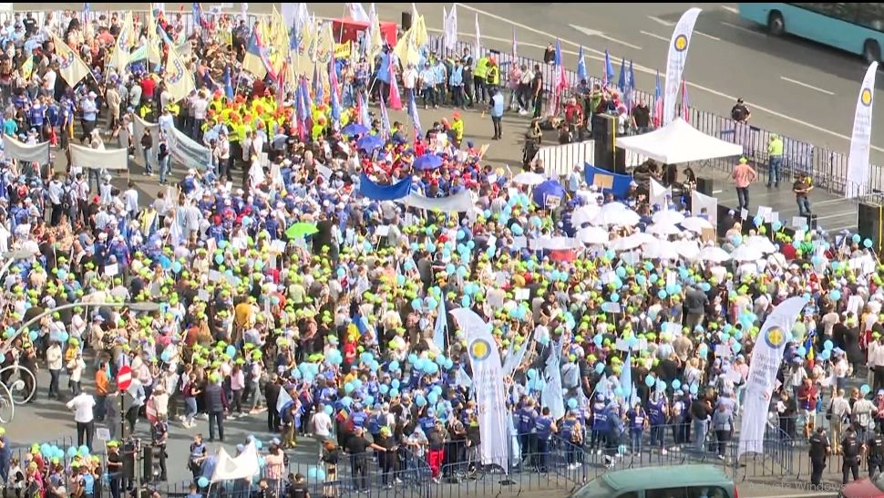 Protest masiv al funcționarilor publici în Capitală. Bolojan insistă cu demiterile, revolta sindicaliștilor: ”Sinecurile nu pleacă, se perpetuează tot ei. Asta nu-i reformă”