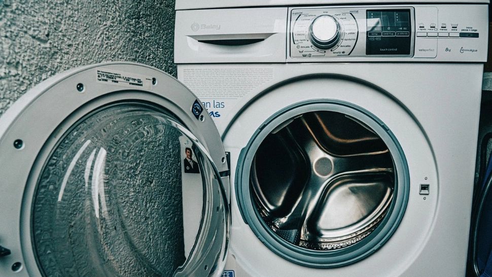 Câtă apă consumă o mașină de spălat și cum poți reduce factura? Așa poți face economii considerabile