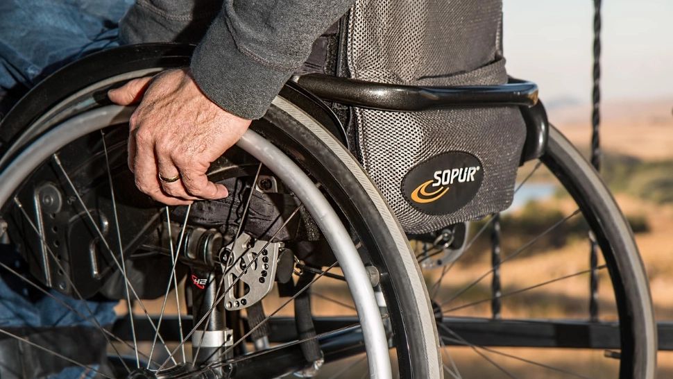 Oamenii cu handicap sunt disperați. Guvernul le taie indemnizațiile