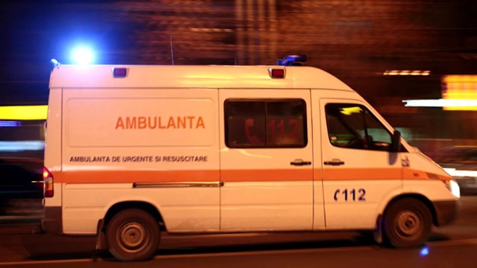 Accident în Hunedoara: o ambulanță cu pacient, lovită de o mașină care a întors brusc pe șosea