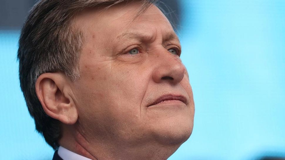 Crin Antonescu desființează gașca reziștilor de la Putere
