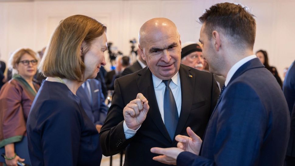 Bolojan, explicație halucinantă după respingerea pensiilor speciale la CCR: chiar dacă legea impunea un termen pentru avizul CSM, el a așteptat cât i s-a părut „rezonabil”