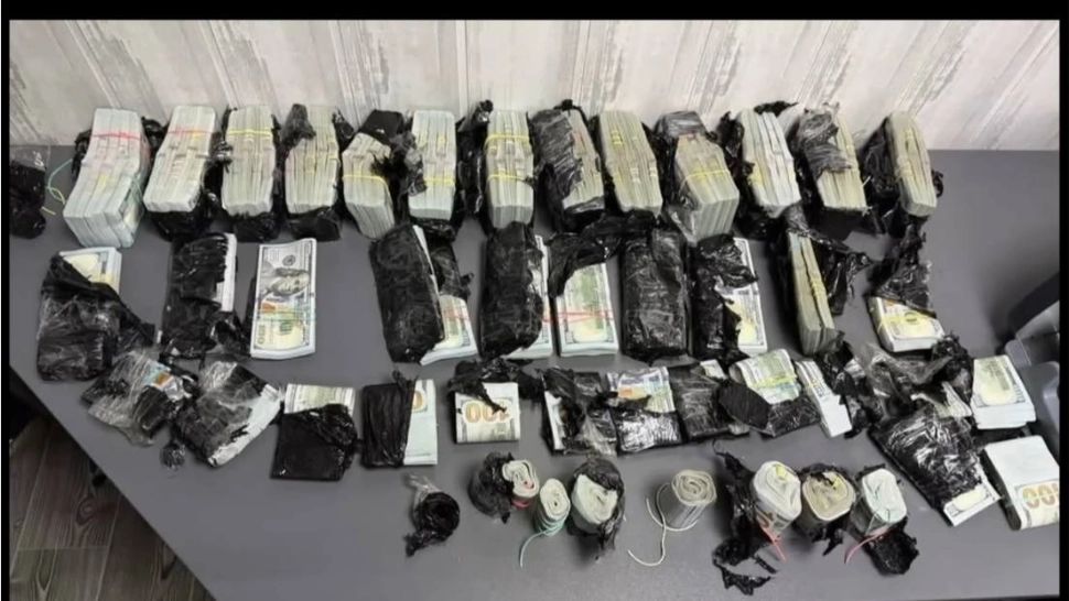 Ucraineancă, oprită la graniță când voia să intre în România cu un milion de EURO: banii erau ascunși lângă motorul mașinii