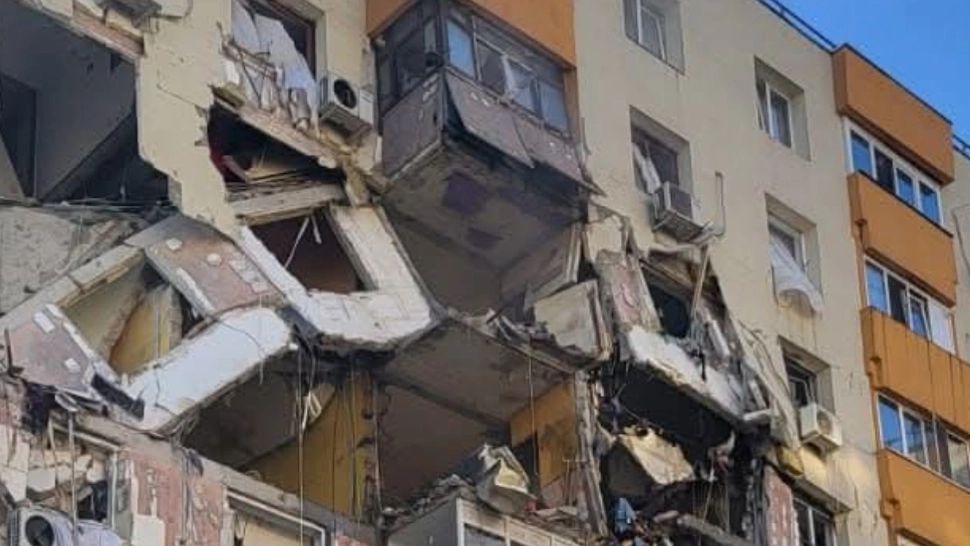 Situație critică în cartierul Rahova din Sectorul 5! Blocul este în colaps. Poate urma o nouă catastrofă: „Rugăm să nu intraţi în clădire pentru că este foarte periculos”